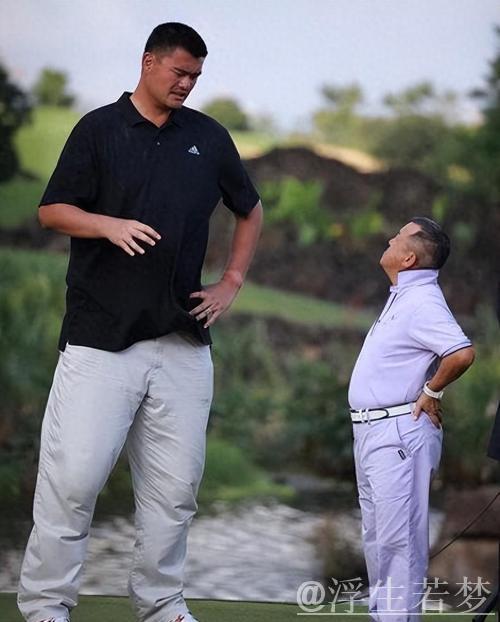 姚明泳池照曝光，NBA球星身材堪比超人